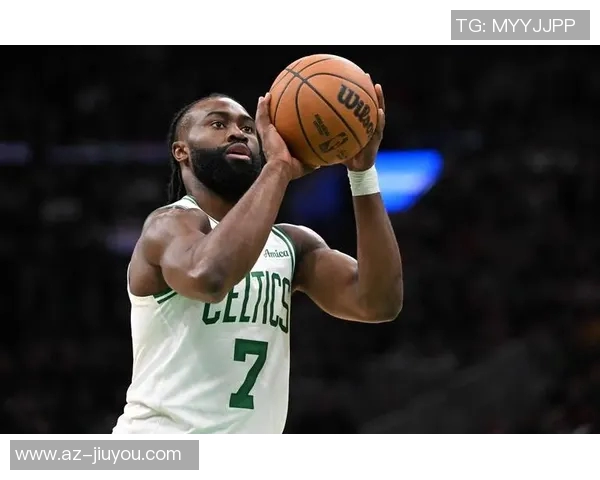 杰伦布朗半场表现惊艳10投8中三分命中率高达80砍下22分引领球队奋勇争先